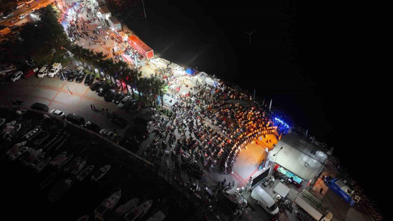 Depremde hayatını kaybedenler 24. yıl dönümünde deprem saatinde anıldı