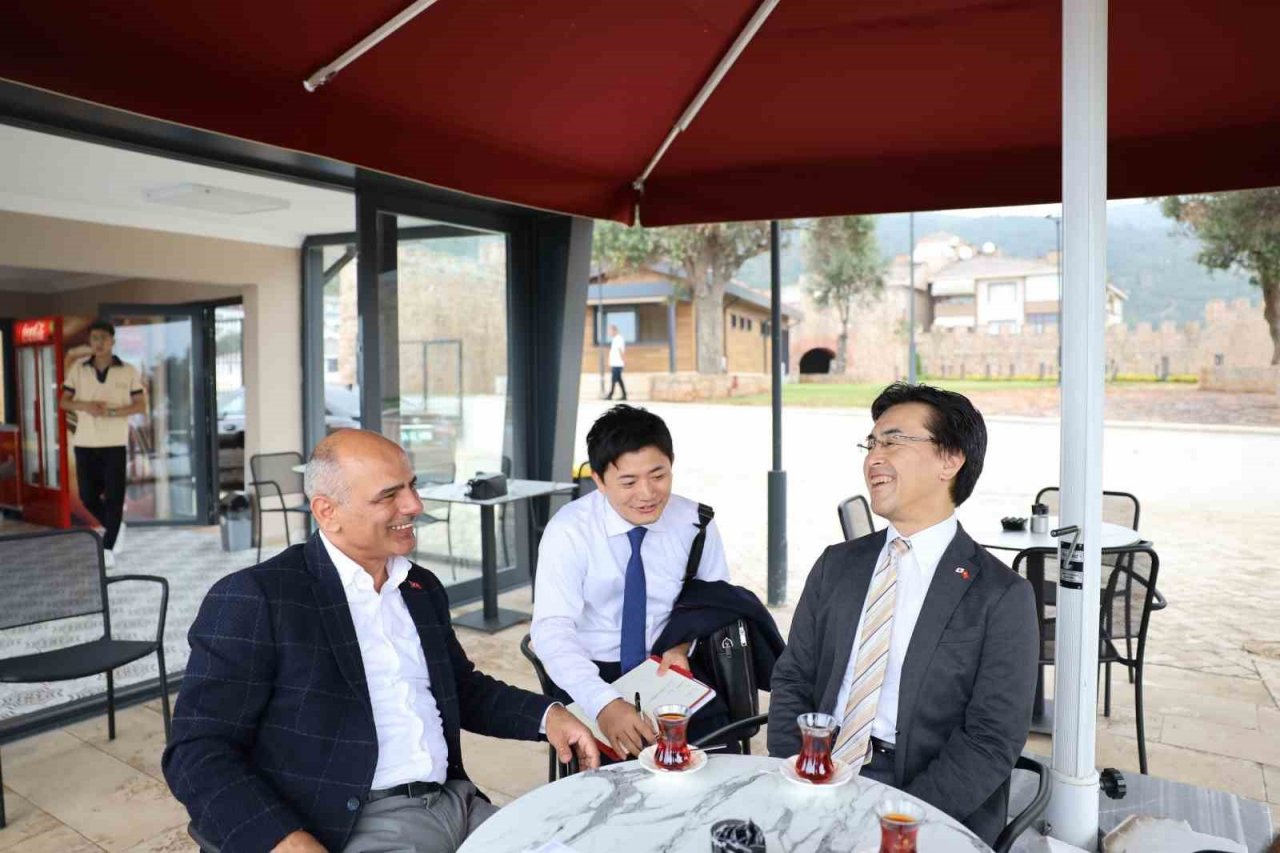 Japonya Başkonsolosu 1400 yıllık Hereke Kalesi’ne hayran kaldı