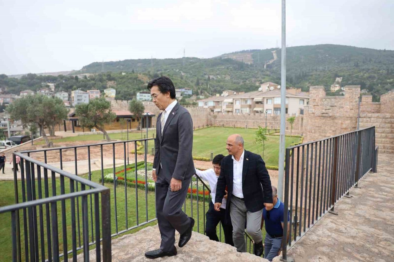 Japonya Başkonsolosu 1400 yıllık Hereke Kalesi’ne hayran kaldı