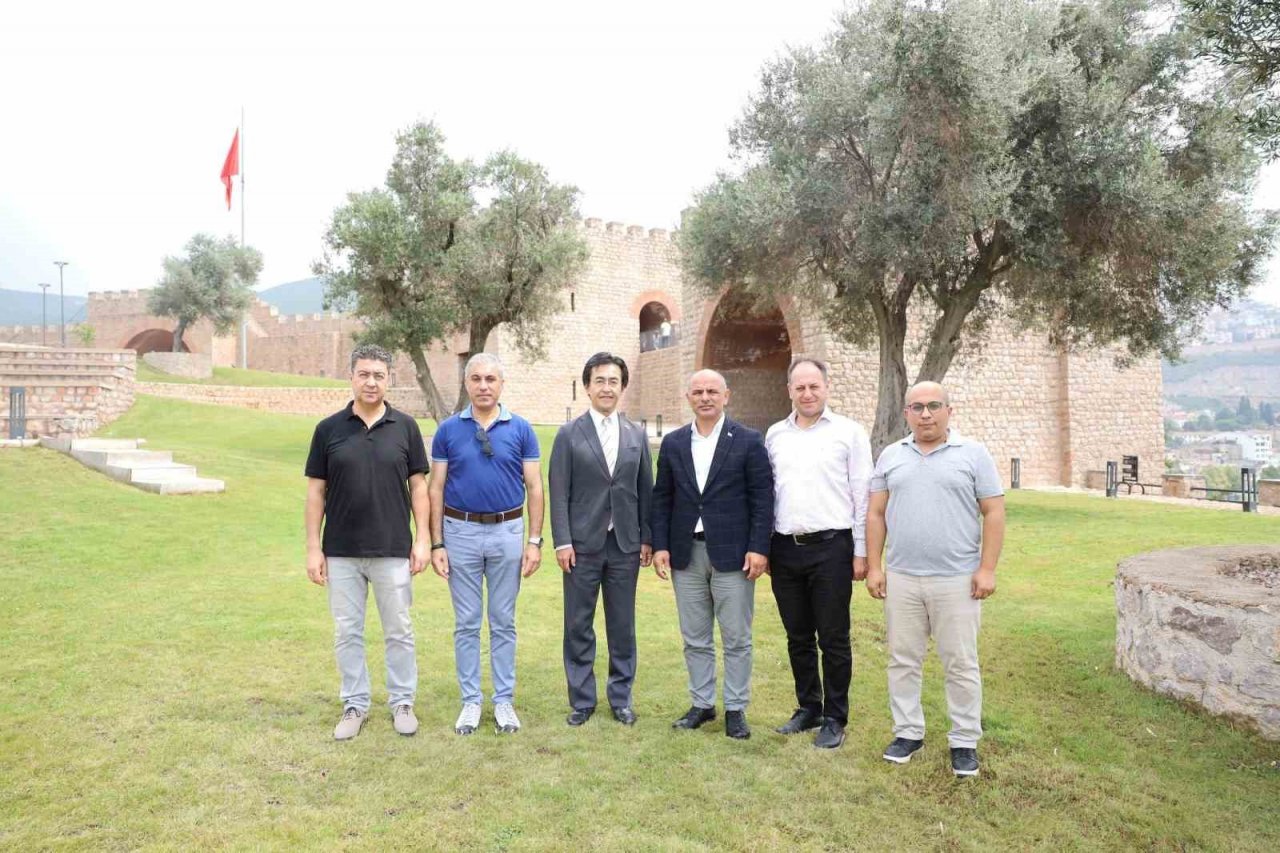 Japonya Başkonsolosu 1400 yıllık Hereke Kalesi’ne hayran kaldı