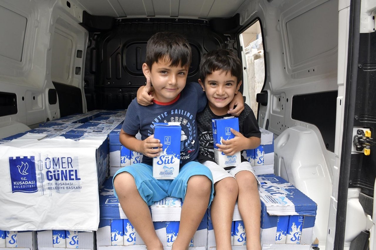 Kuşadası Belediyesi’nin süt desteği devam ediyor