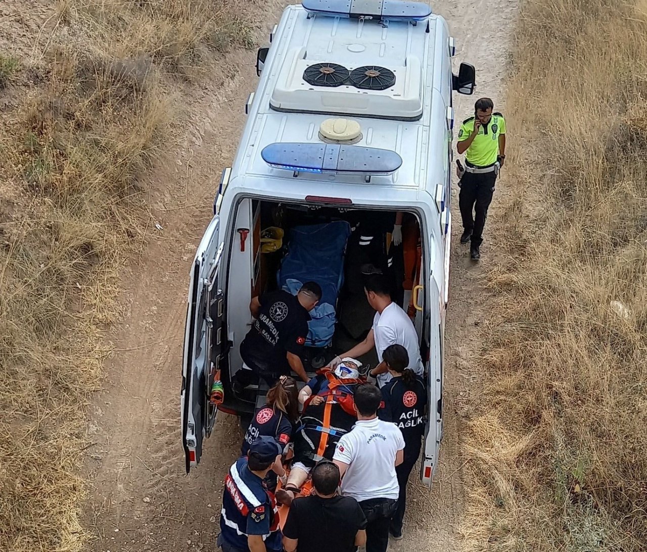 Kütahya-Afyonkarahisar yolunda kaza yapan araç alev aldı: 2 yaralı