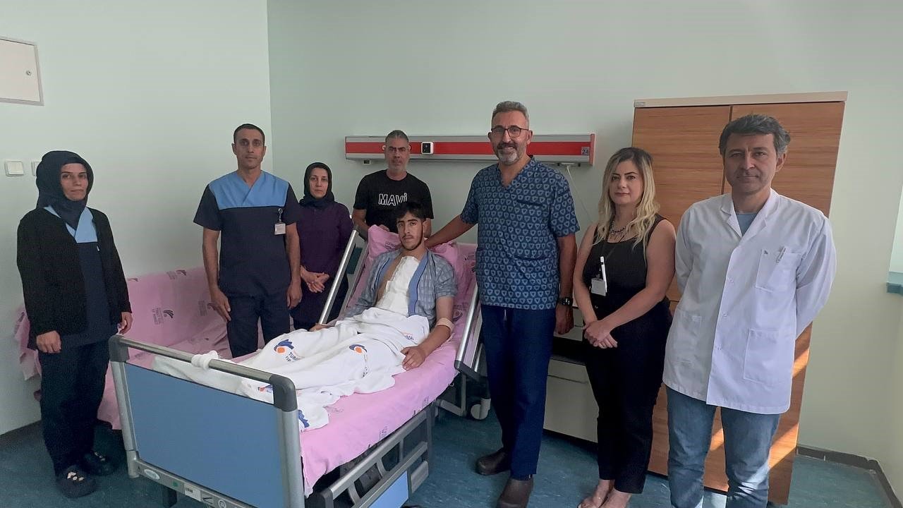 Şah damarı yırtılan 16 yaşındaki çocuk erken tanı ile hayata tutundu