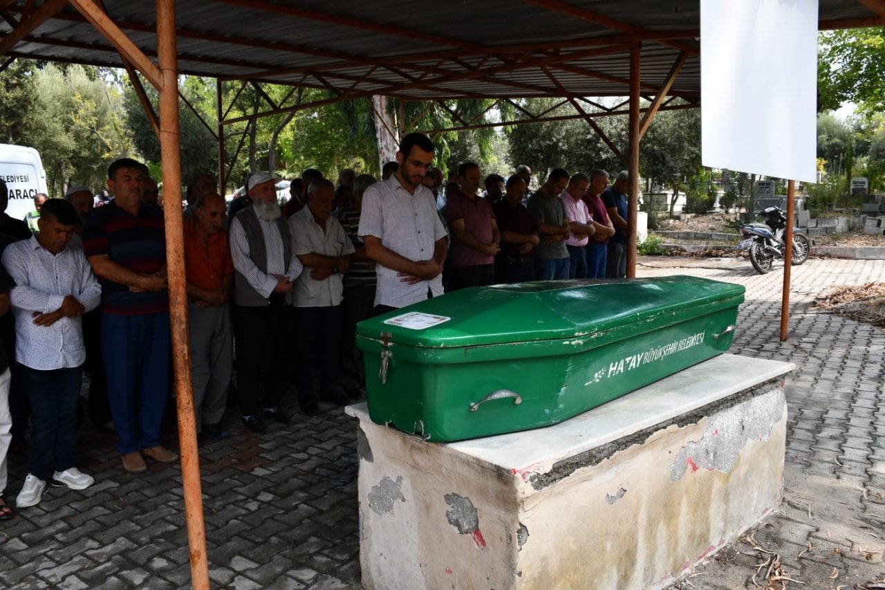 Denizde boğulan kız kardeşler, son yolculuklarına uğurlandı