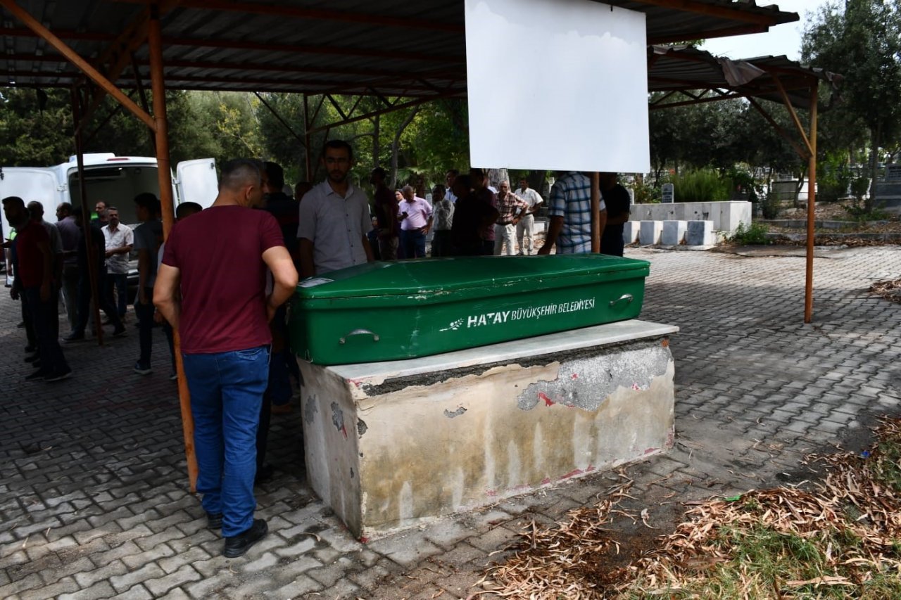 Denizde boğulan kız kardeşler, son yolculuklarına uğurlandı