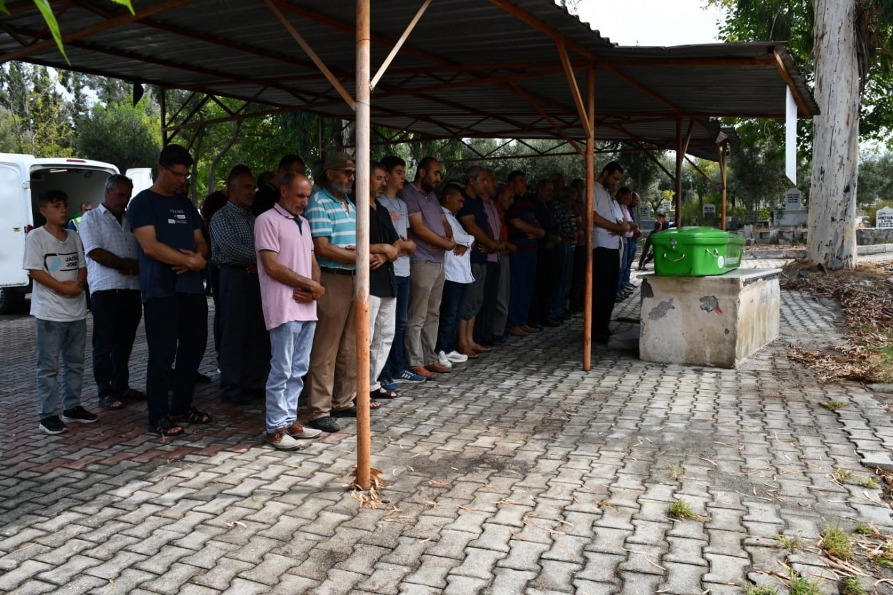 Denizde boğulan kız kardeşler, son yolculuklarına uğurlandı