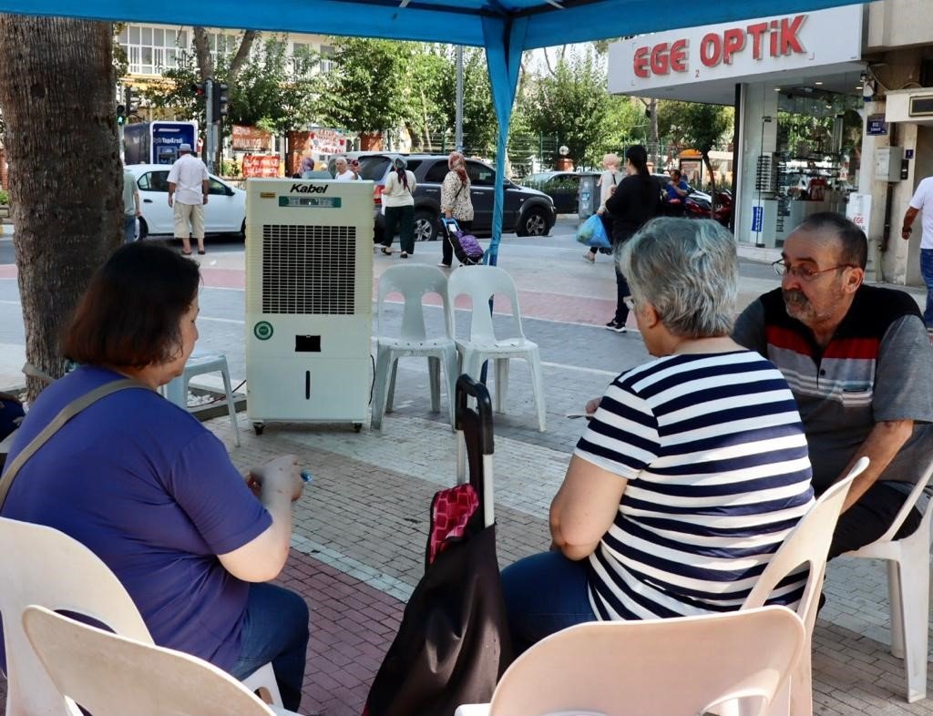 Nazilli Belediyesi ekipleri vatandaşları serinletti