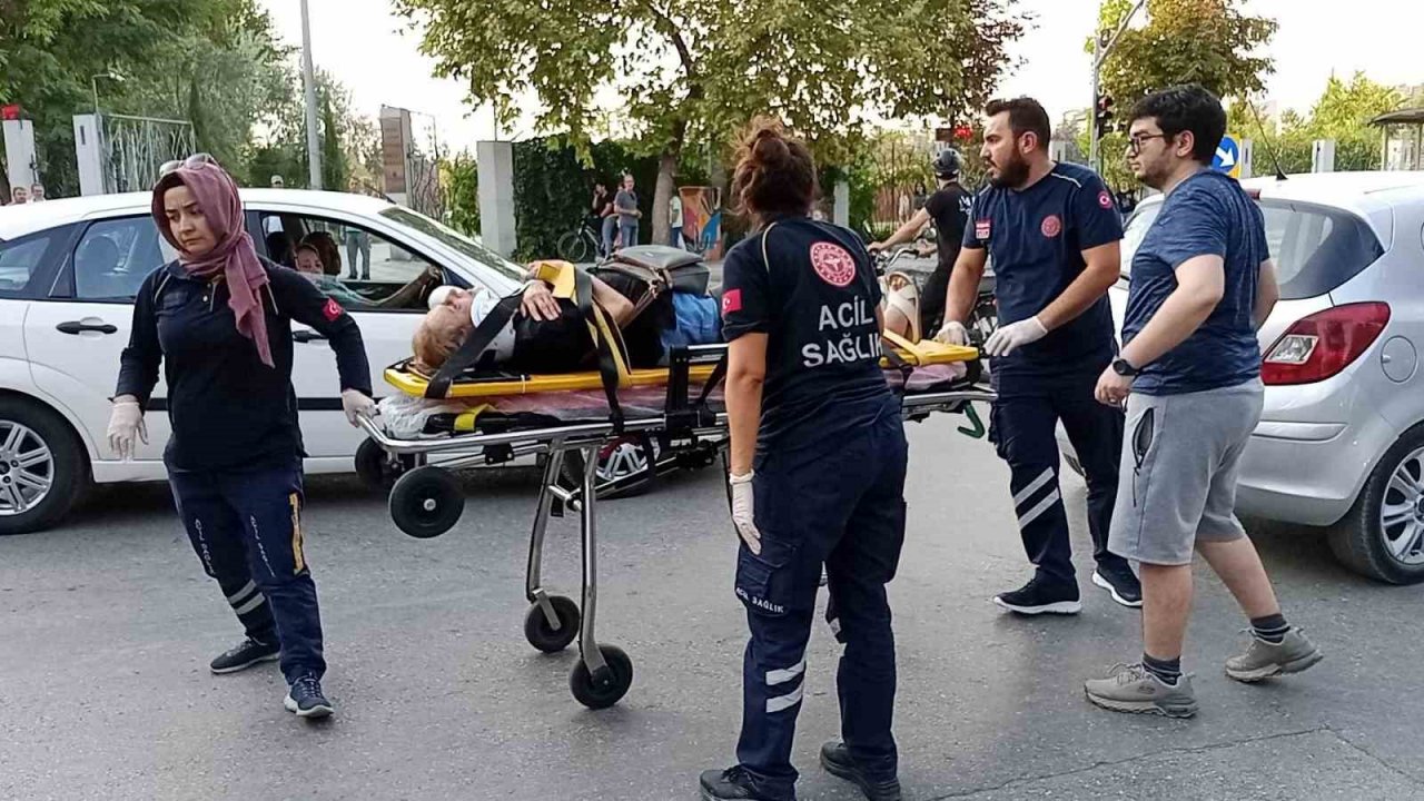 Yolun karşısına geçmeye çalışan kadına otomobil çarptı