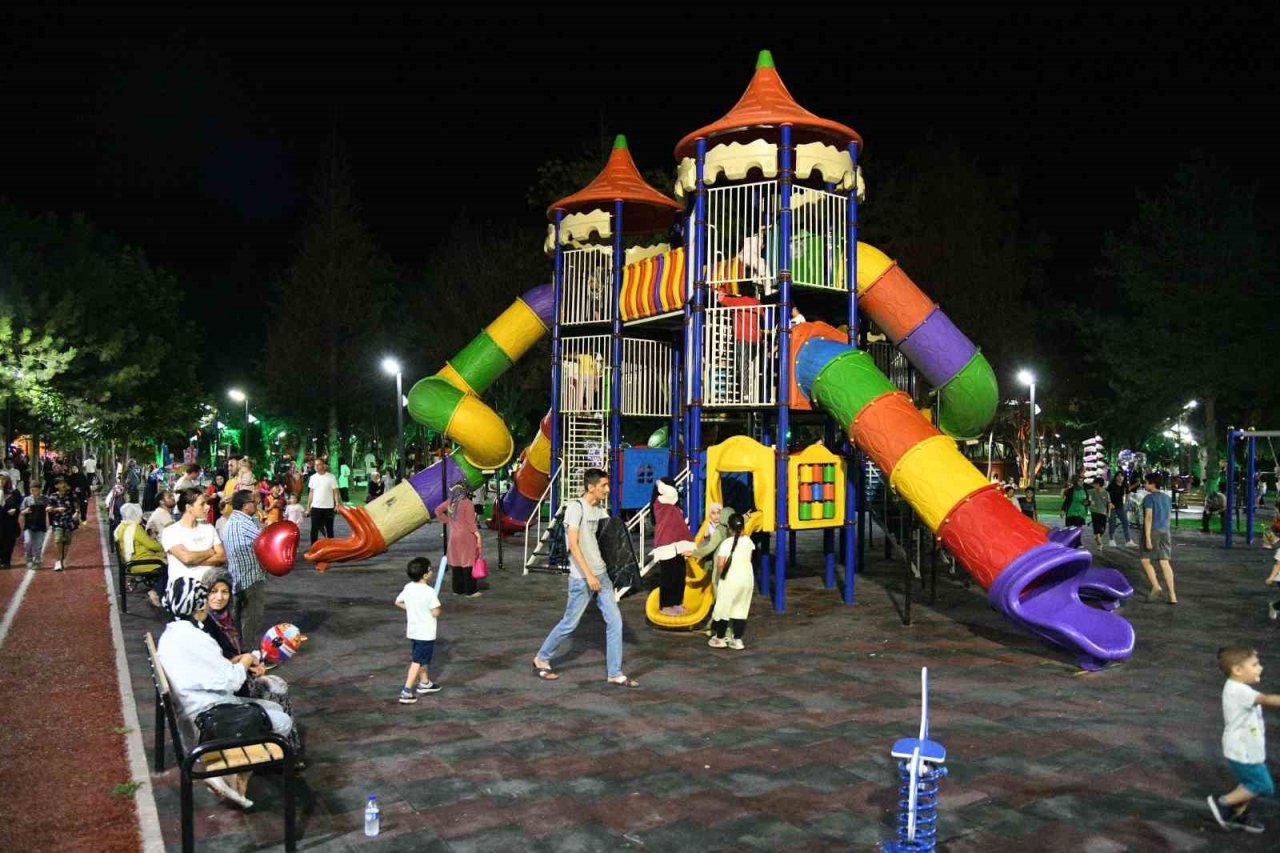 Pursaklar’da parklar, yaz akşamlarında yoğun ilgi görüyor