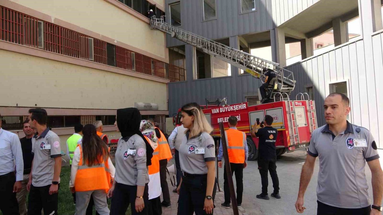 Hastanede gerçeği aratmayan deprem tatbikatı