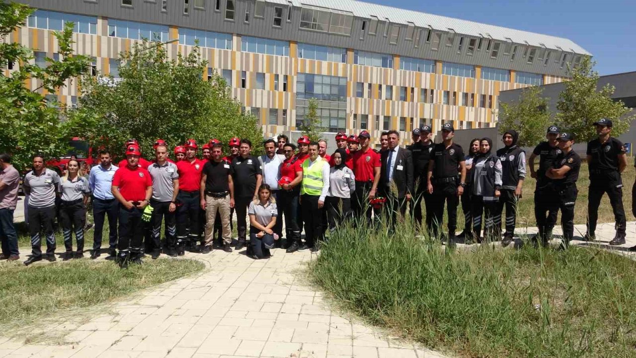 Hastanede gerçeği aratmayan deprem tatbikatı