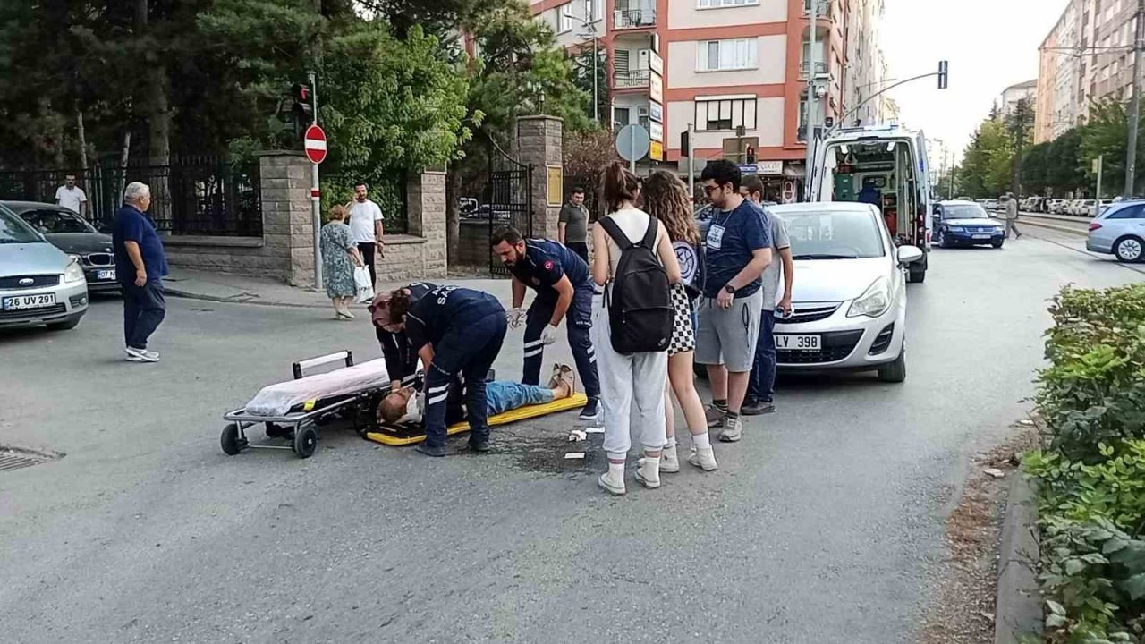 Yolun karşısına geçmeye çalışan kadına otomobil çarptı