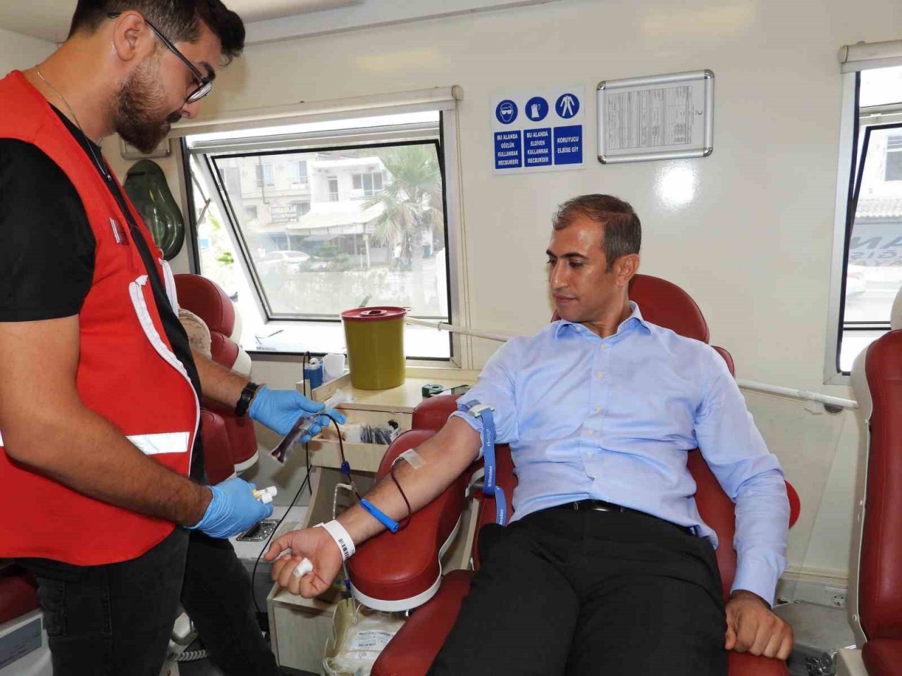 Samandağ Kaymakamı Aksu, kan bağışına destek verdi