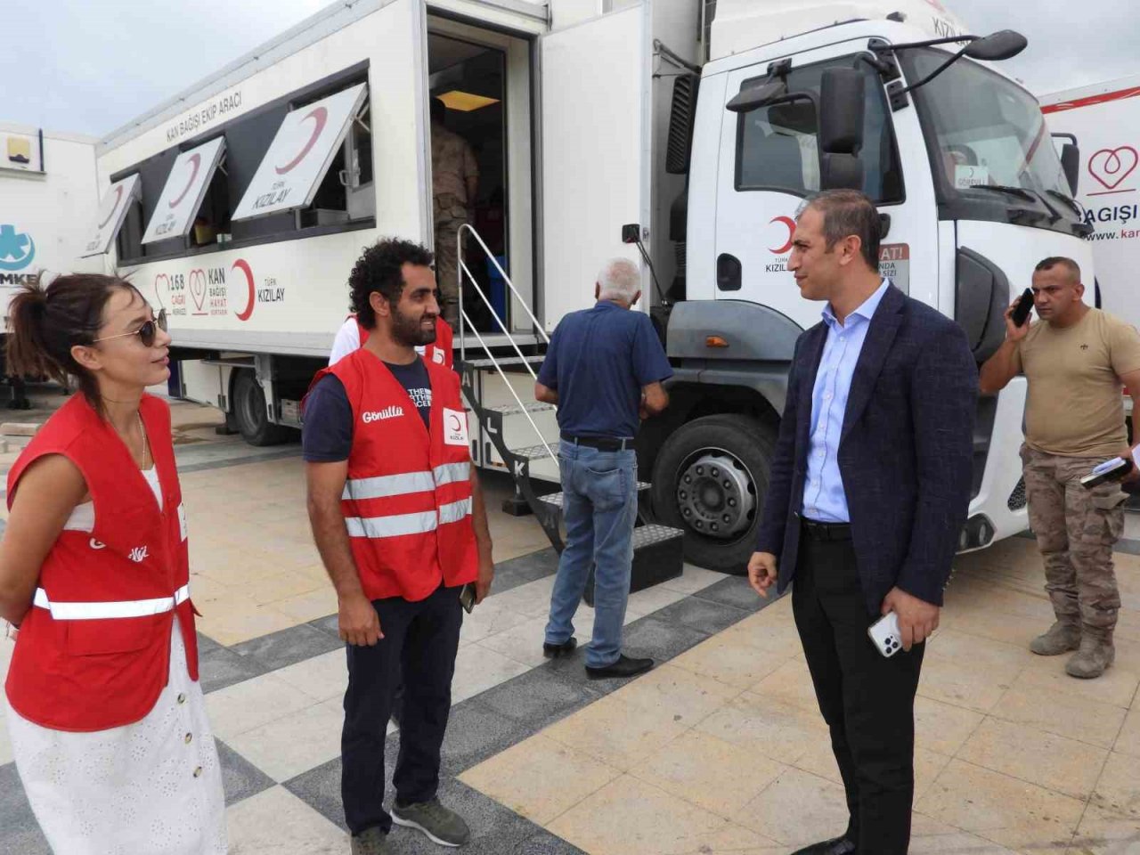 Samandağ Kaymakamı Aksu, kan bağışına destek verdi