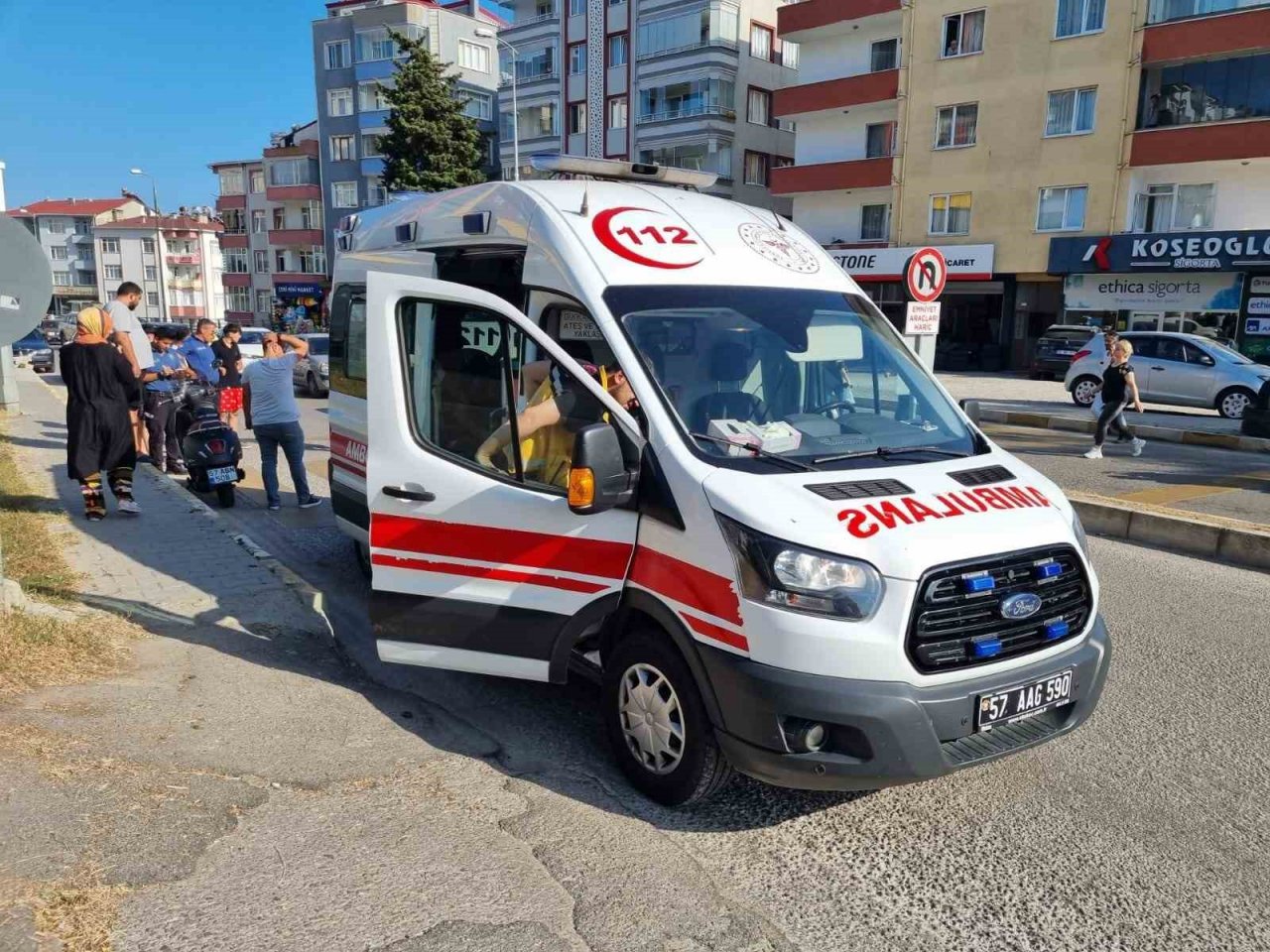 Araçtan kaçarken direksiyonu kıran motosikletli düşerek yaralandı