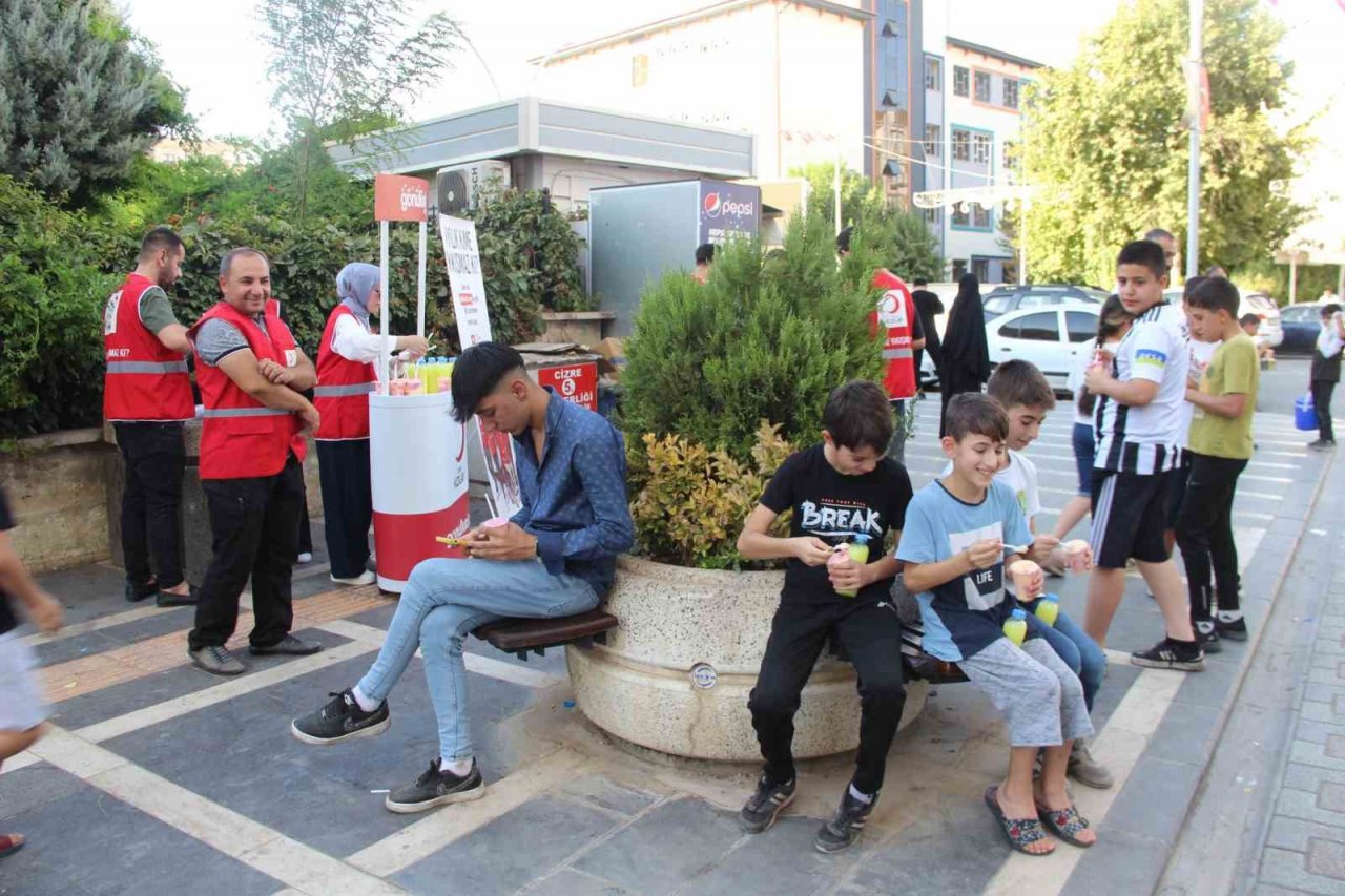 Kızılay Cizre’de tansiyon ölçtü, ayran ve limonata dağıttı