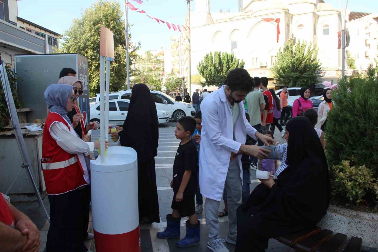 Kızılay Cizre’de tansiyon ölçtü, ayran ve limonata dağıttı