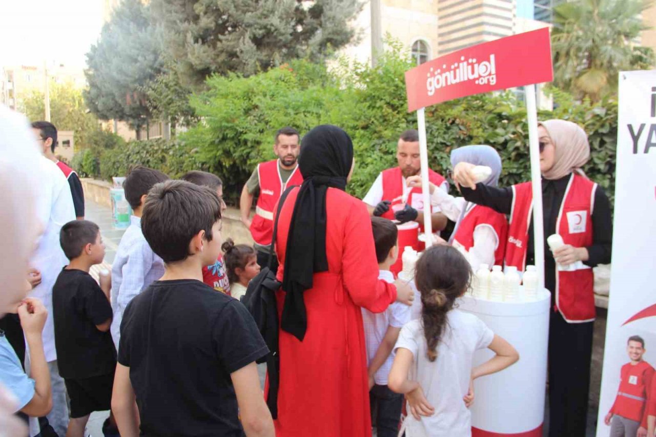 Kızılay Cizre’de tansiyon ölçtü, ayran ve limonata dağıttı