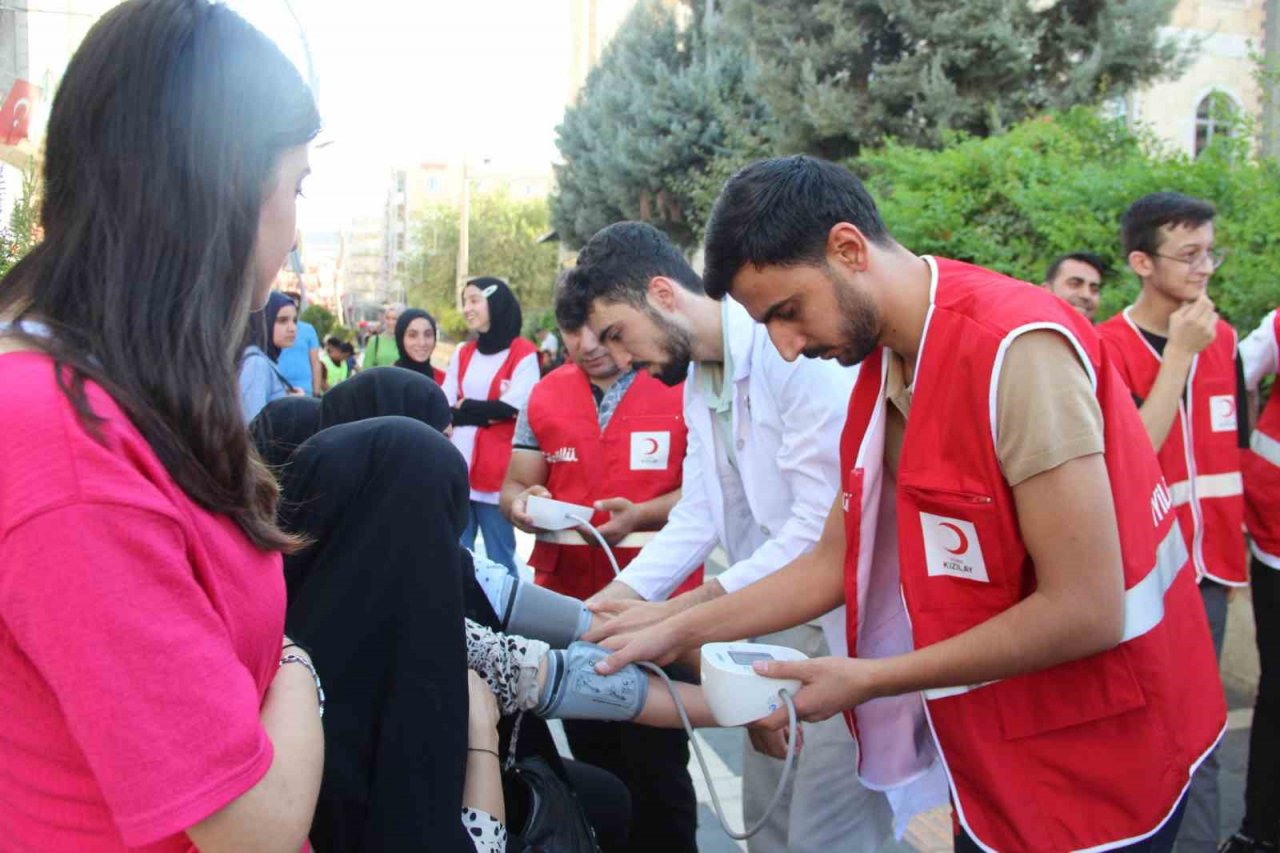 Kızılay Cizre’de tansiyon ölçtü, ayran ve limonata dağıttı