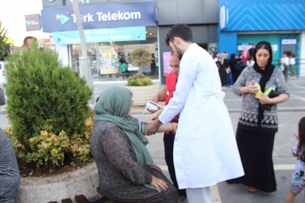 Kızılay Cizre’de tansiyon ölçtü, ayran ve limonata dağıttı