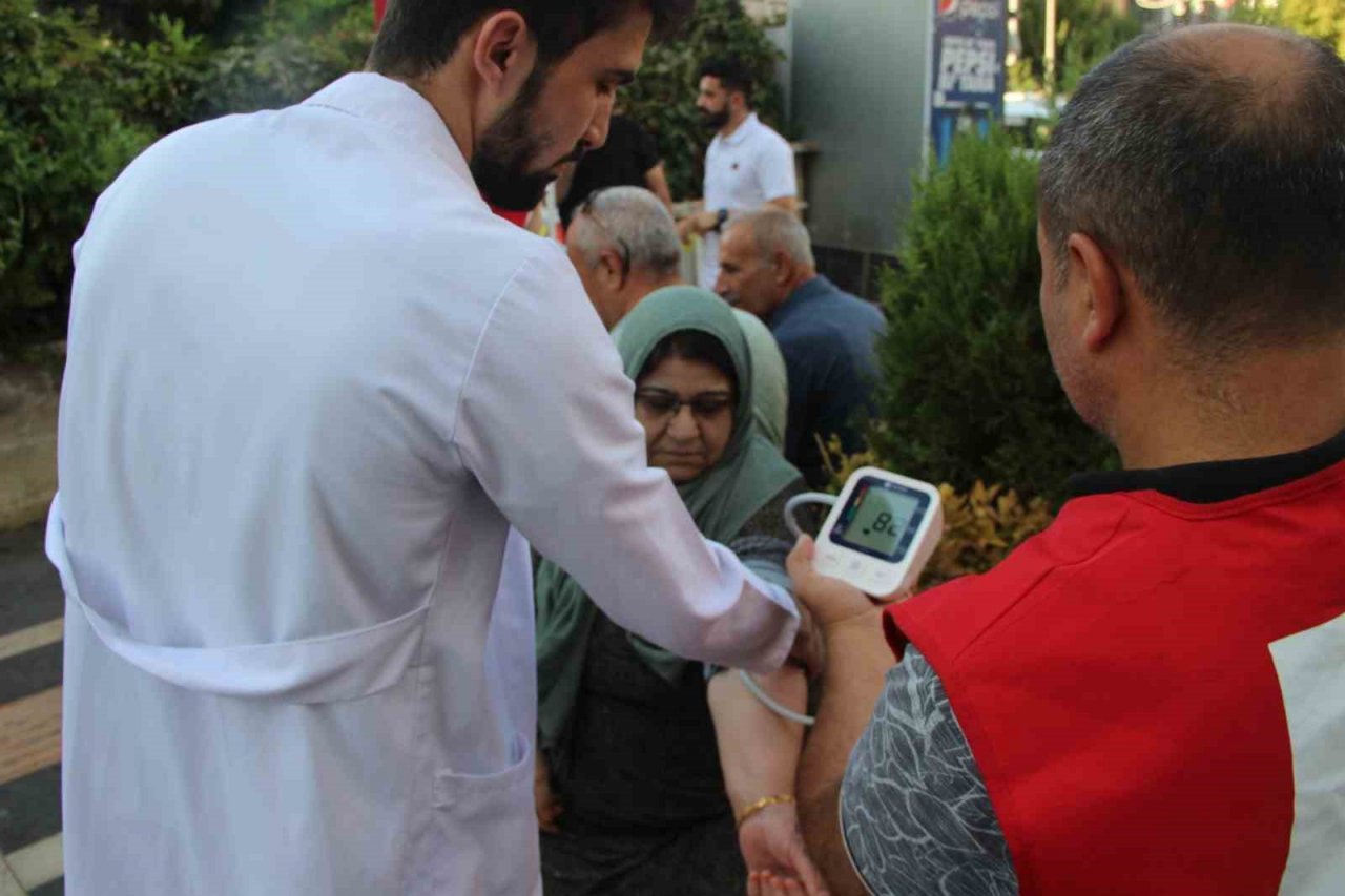 Kızılay Cizre’de tansiyon ölçtü, ayran ve limonata dağıttı