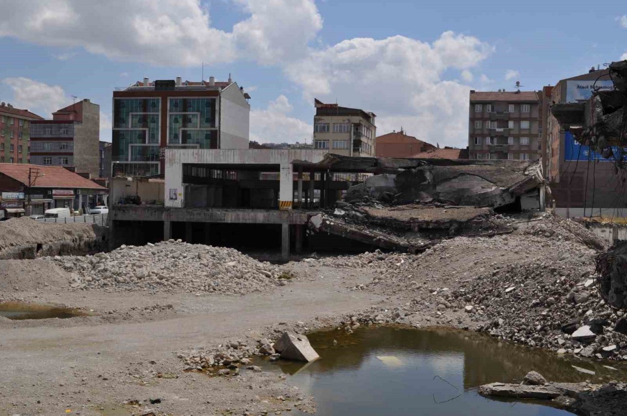 Yıllardır atıl durumda olan eski otogar binası yıkılmayı bekliyor