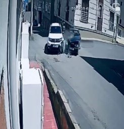 Bu sokakta kaza adeta "Geliyorum" diyor