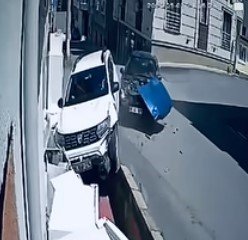 Bu sokakta kaza adeta "Geliyorum" diyor