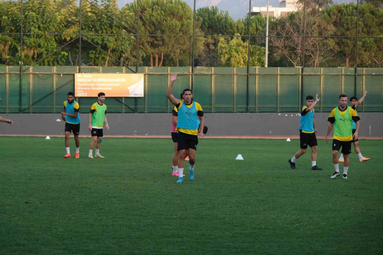 Osman Zeki Korkmaz: "Transferde birkaç oyuncu ile temasımız var"