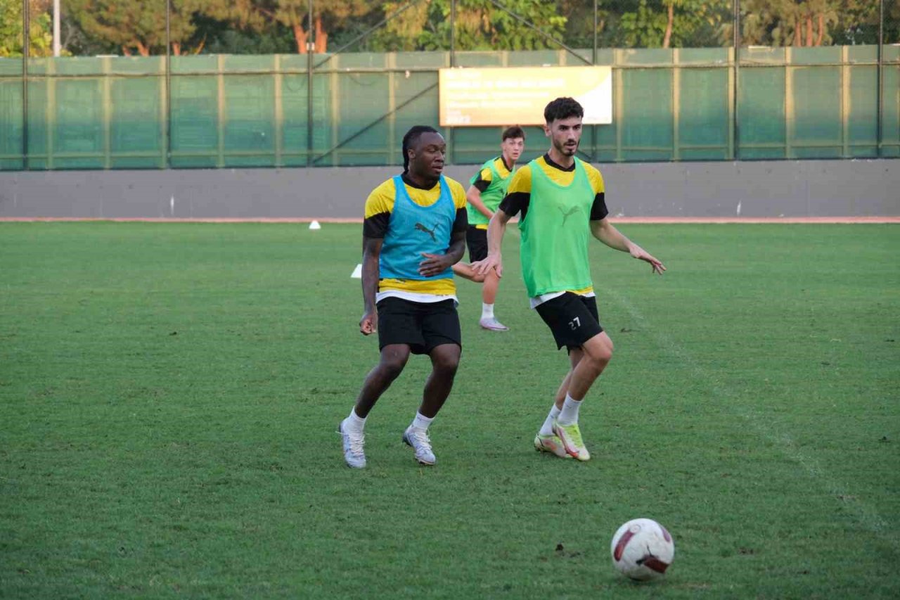 Osman Zeki Korkmaz: "Transferde birkaç oyuncu ile temasımız var"