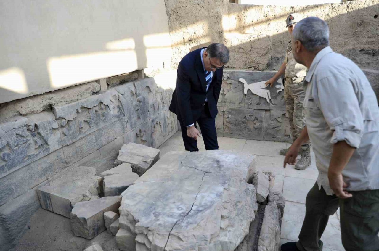 Van Valisi Balcı, Ayanıs Kalesi’ndeki kazıları takip etti