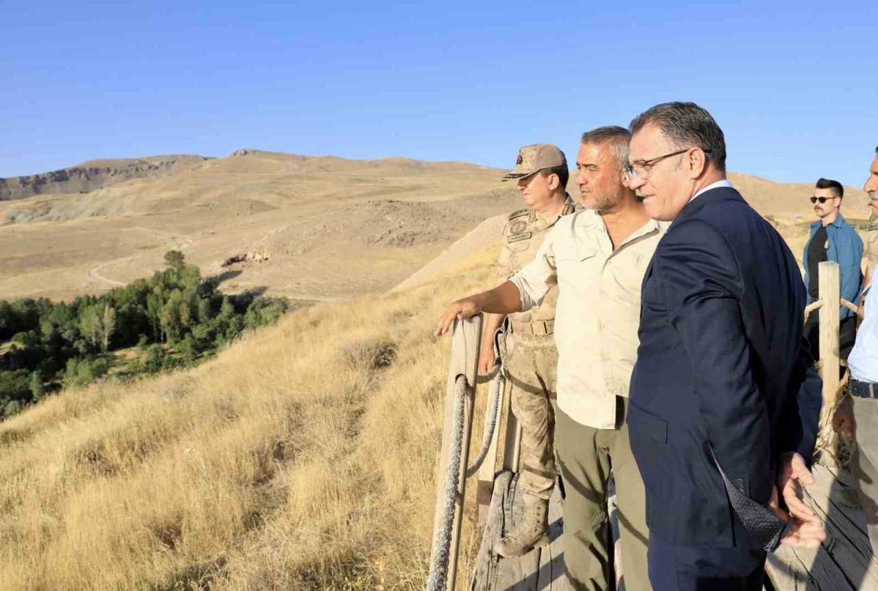 Van Valisi Balcı, Ayanıs Kalesi’ndeki kazıları takip etti