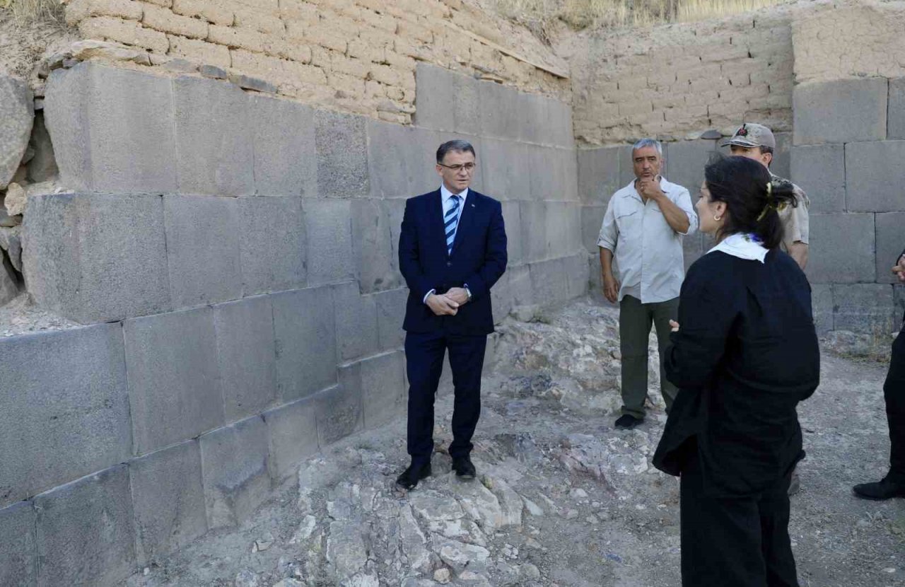 Van Valisi Balcı, Ayanıs Kalesi’ndeki kazıları takip etti