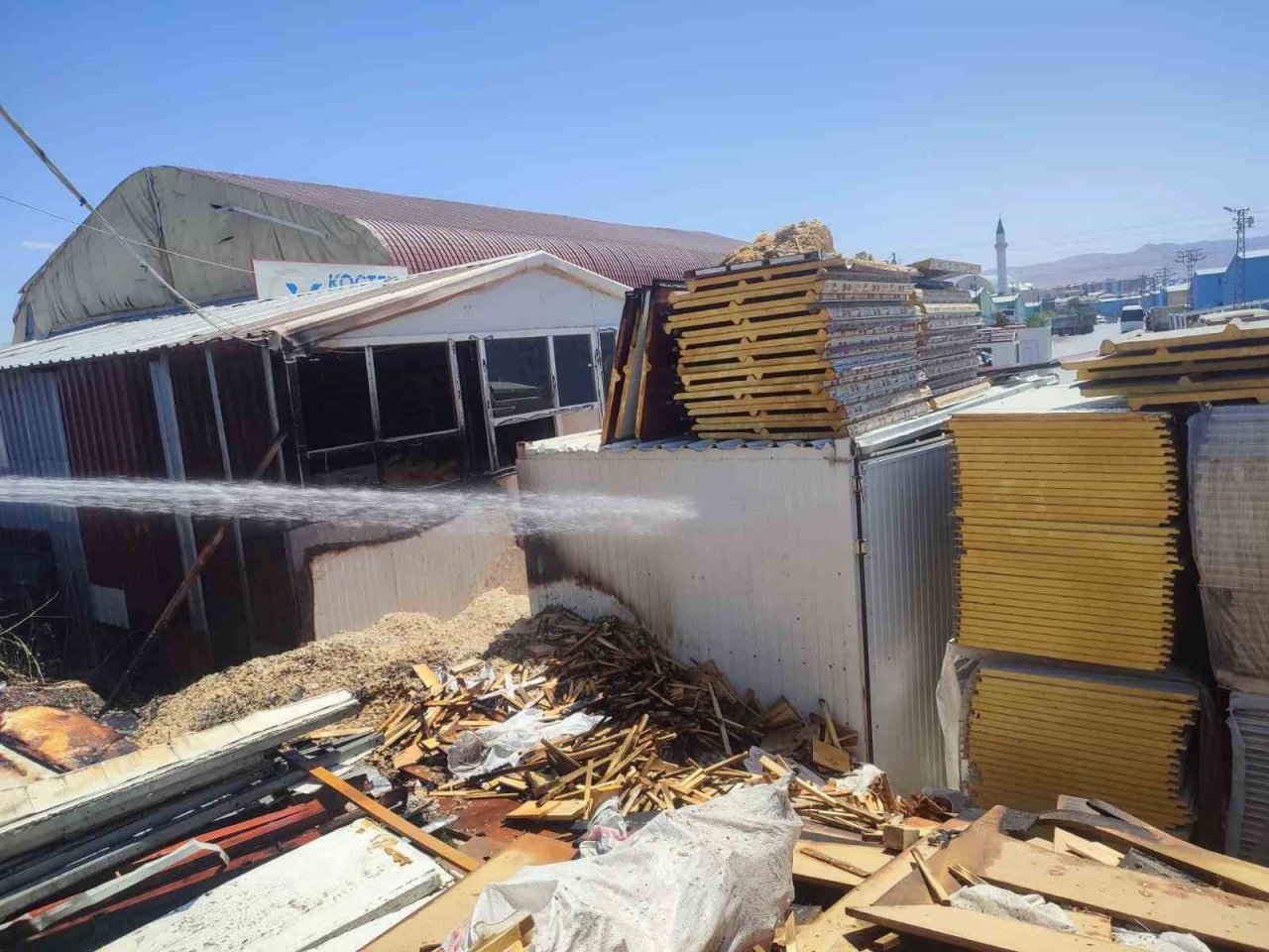 Konteyner yapım ve onarım yapan iş yerinde yangın