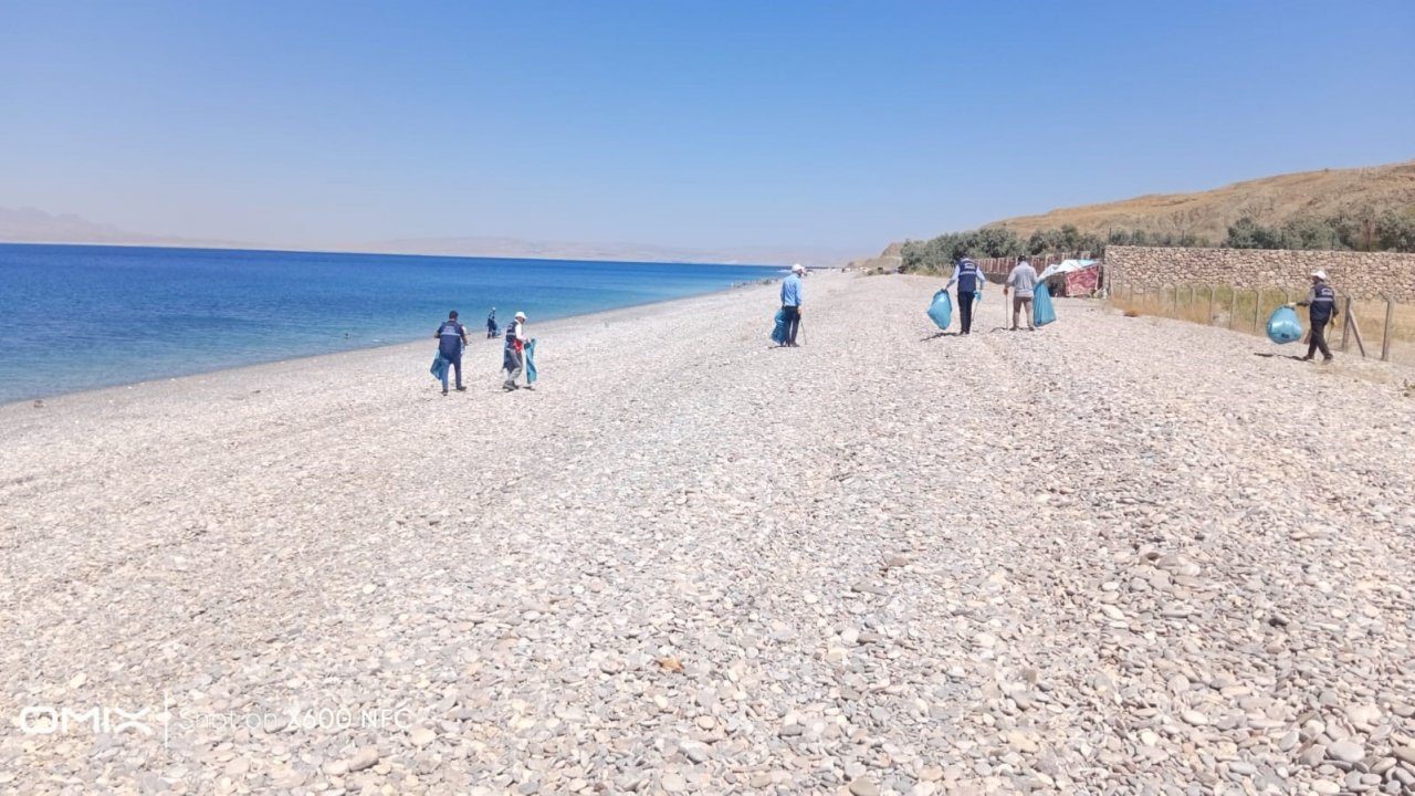 Tuşba Belediyesi’nden Van Gölü sahil temizliği
