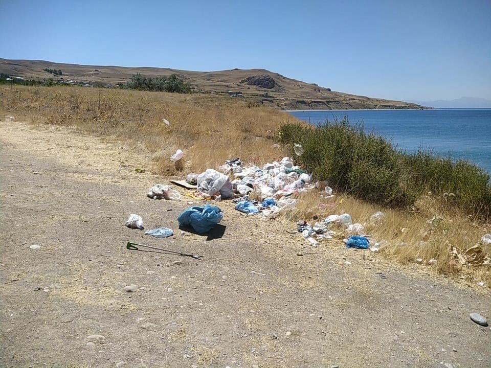 Tuşba Belediyesi’nden Van Gölü sahil temizliği