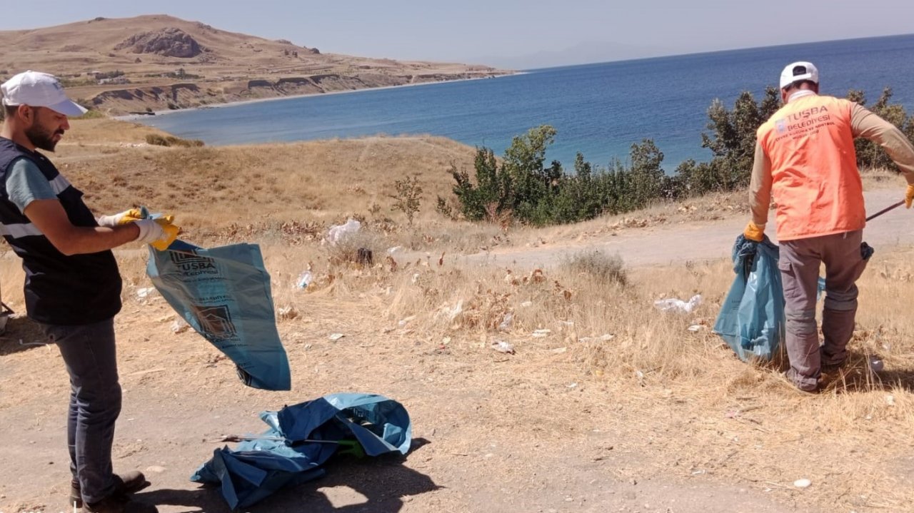 Tuşba Belediyesi’nden Van Gölü sahil temizliği