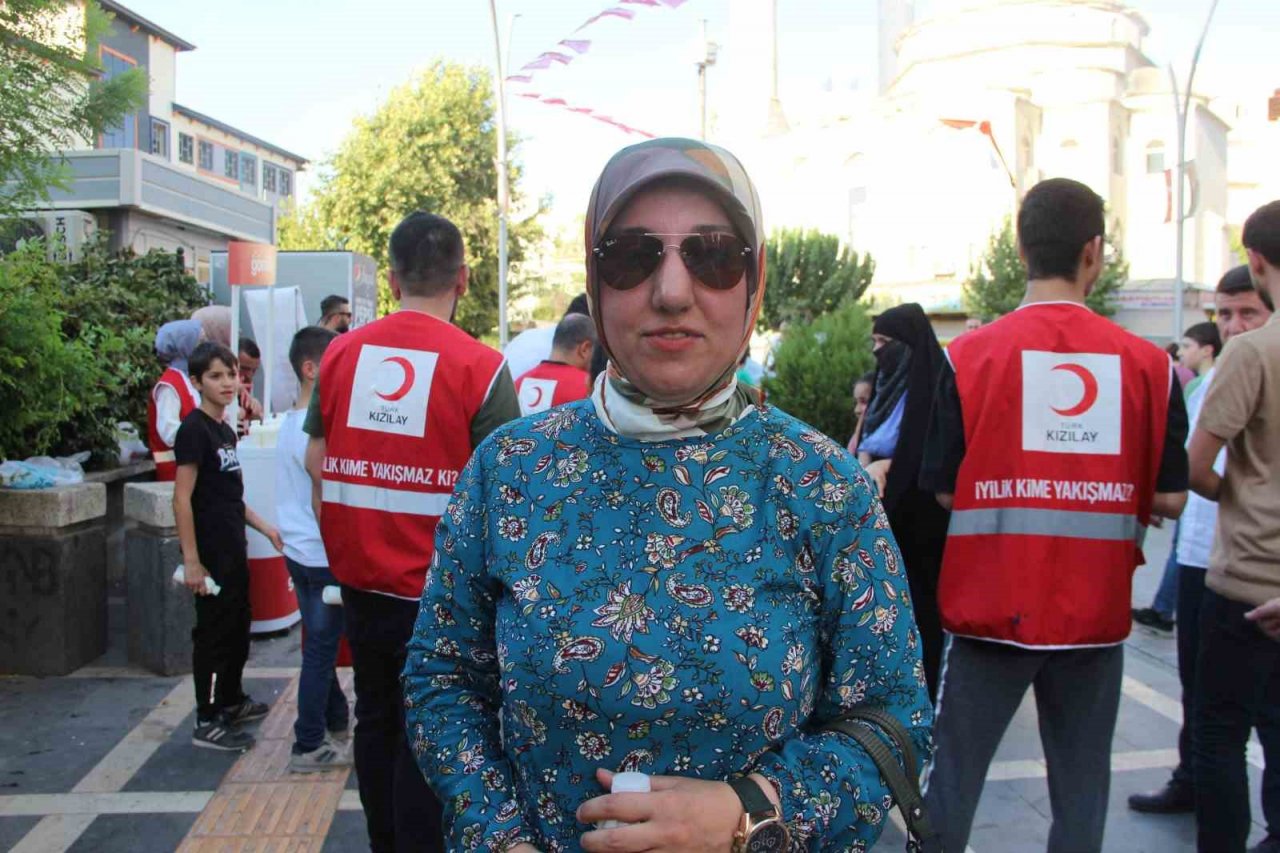 Kızılay Cizre’de tansiyon ölçtü, ayran ve limonata dağıttı