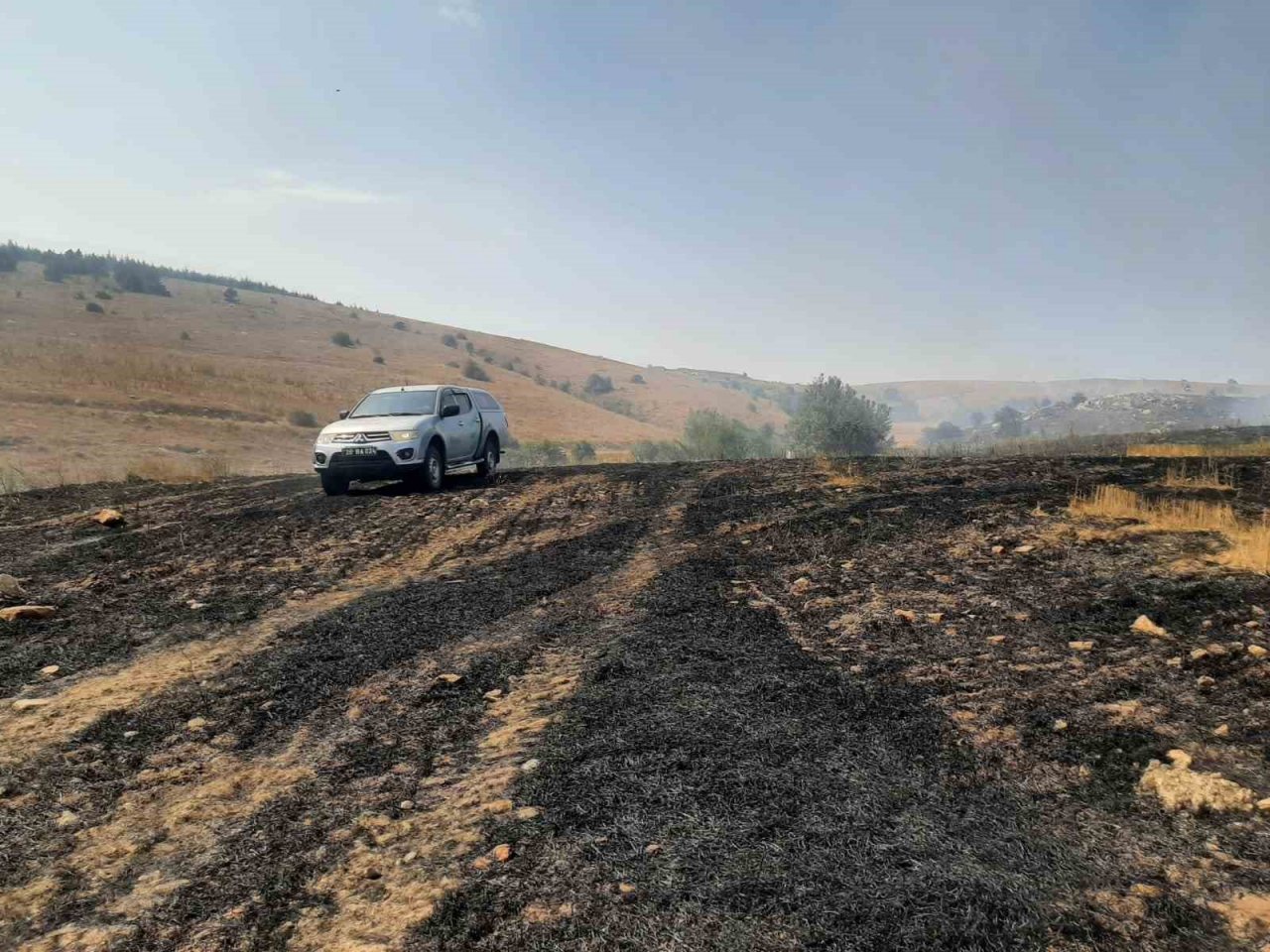 Anız yakılmasıyla tarlada başlayan yangın ormanlık alana sıçramadan söndürüldü