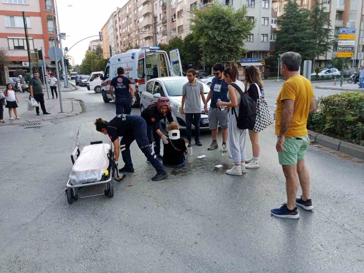 Yolun karşısına geçmeye çalışan kadına otomobil çarptı