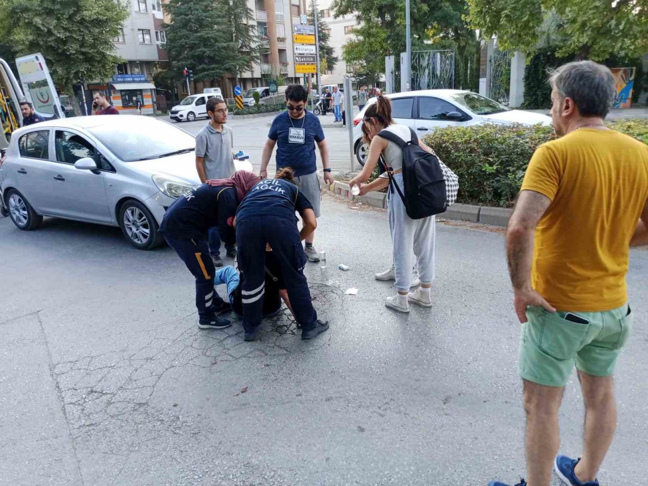 Yolun karşısına geçmeye çalışan kadına otomobil çarptı