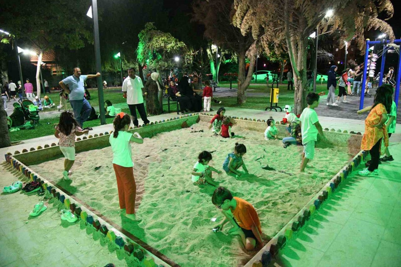 Pursaklar’da parklar, yaz akşamlarında yoğun ilgi görüyor
