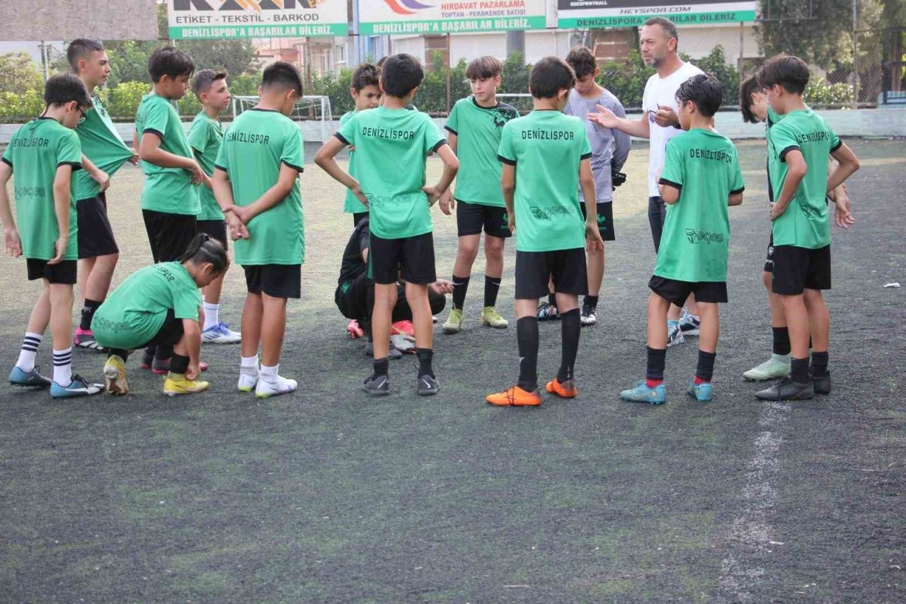 Minik horozlar, yeşil sahada kozlarını paylaştı