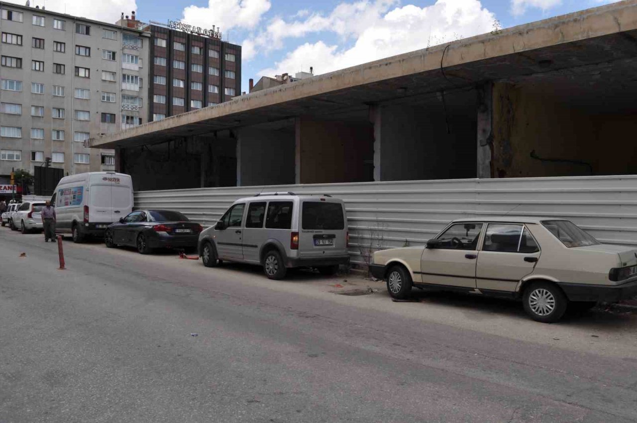 Yıllardır atıl durumda olan eski otogar binası yıkılmayı bekliyor