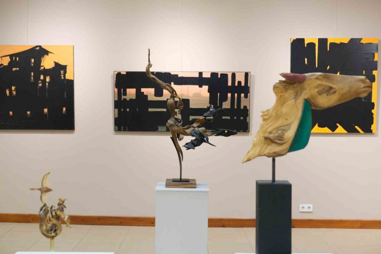 Ayvalık’ta seramik, resim ve heykel aynı sergide buluştu