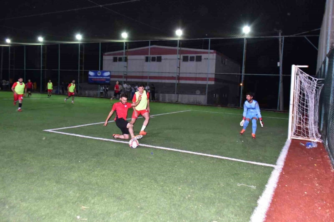 İnönü’de halı saha turnuvası tüm heyecanıyla devam ediyor