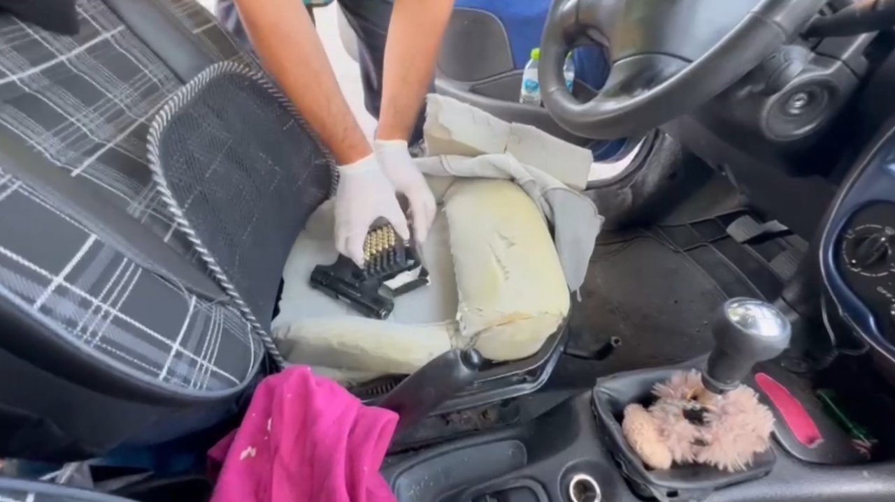 Jandarmanın gözünden kaçmadı: Uyuşturucu haplar otomobilin koltuklarından çıktı