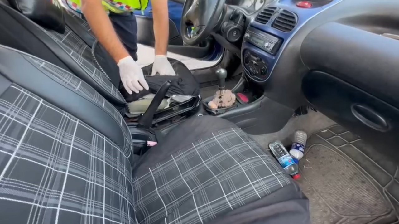 Jandarmanın gözünden kaçmadı: Uyuşturucu haplar otomobilin koltuklarından çıktı