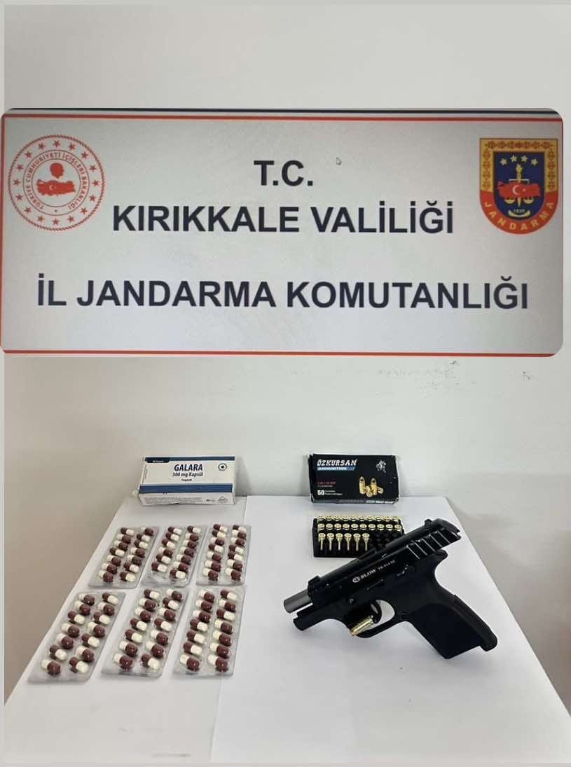 Jandarmanın gözünden kaçmadı: Uyuşturucu haplar otomobilin koltuklarından çıktı