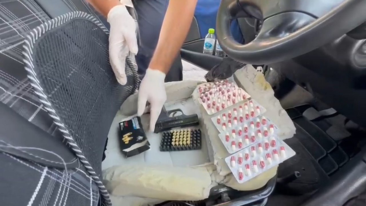 Jandarmanın gözünden kaçmadı: Uyuşturucu haplar otomobilin koltuklarından çıktı